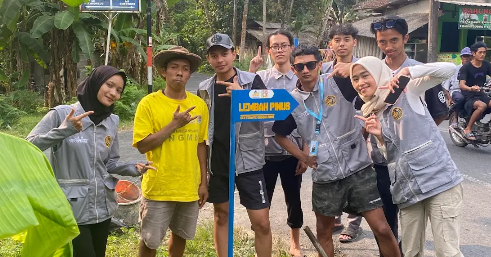 Mahasiswa KKN Unimma Pasang Plakat Wisata Lembah Pinus di Desa Surodadi
