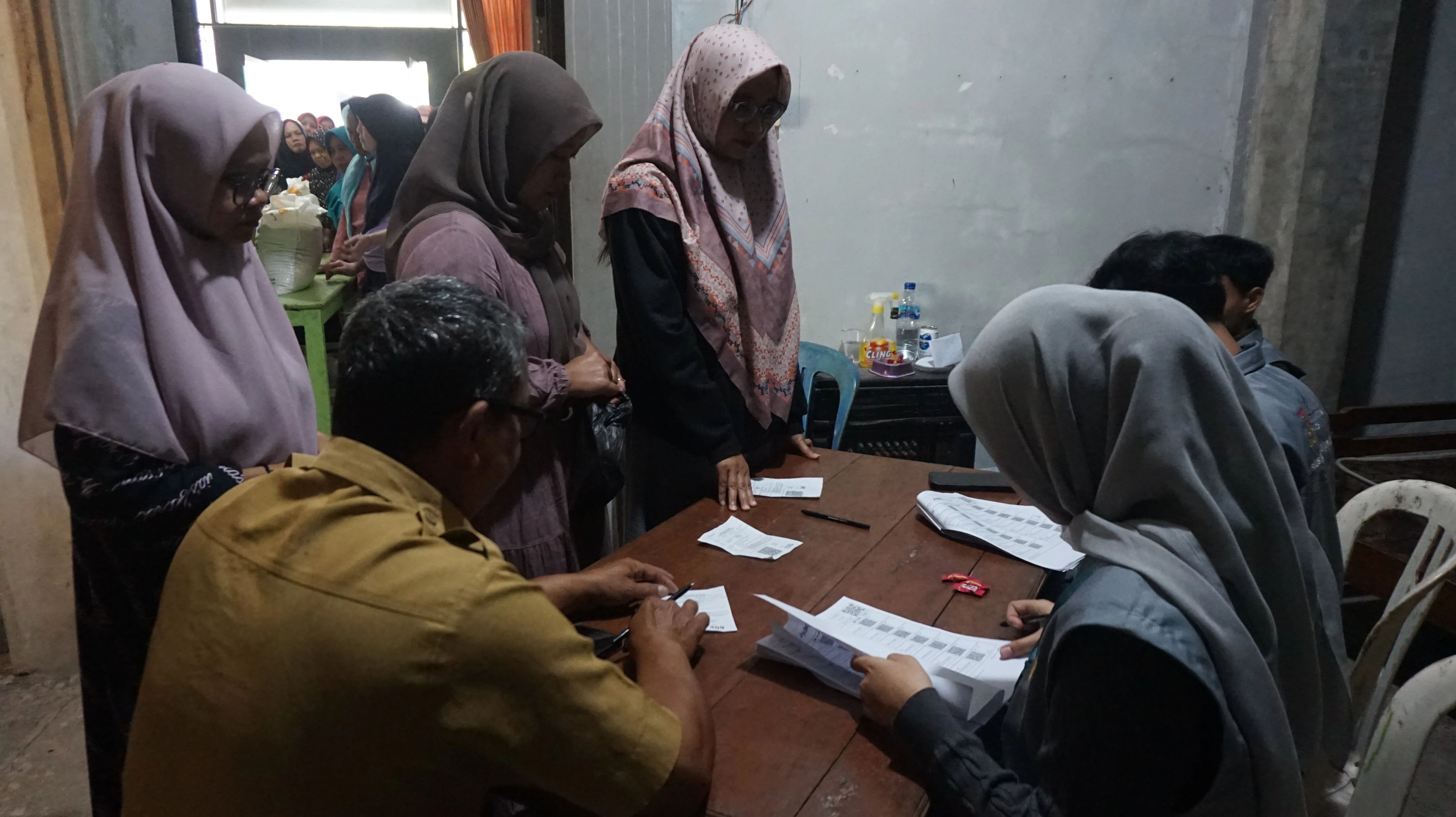 Mahasiswa KKN Unimma Ikut Serta dalam Pembagian Beras Bulog di Desa Surodadi